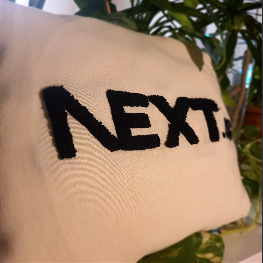 Nextjs Logolu Punch Kırlent Kılıfı